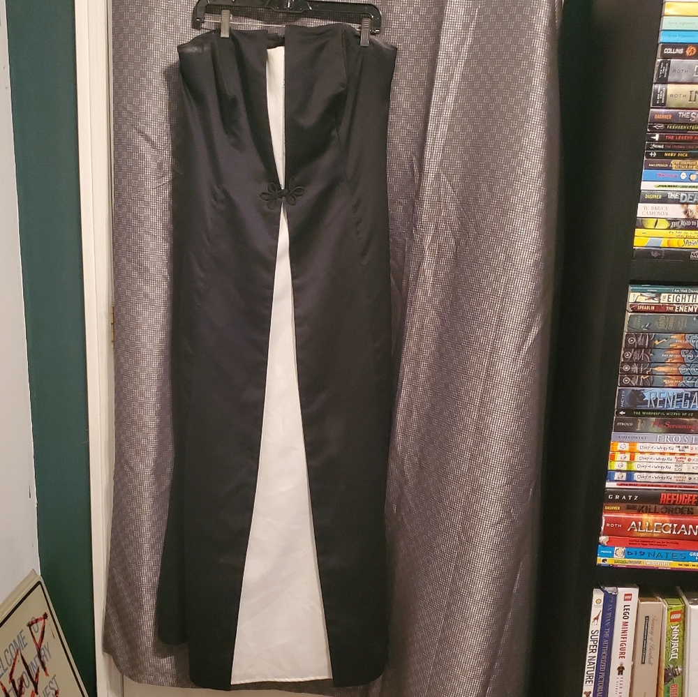 De-laru black and white strapless 18w gown